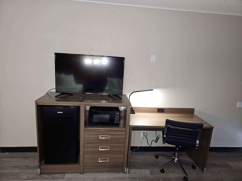 Standard Room, 1 King Bed, Accessible, Refrigerator & Microwave - Photo 5