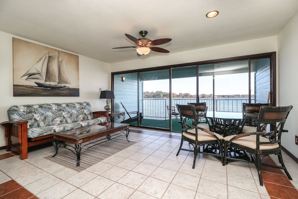 Signature Condo, 1 Bedroom, Balcony, Lake View photo 1