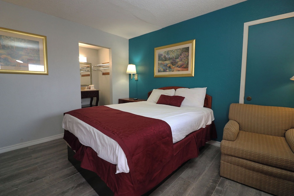 Standard Single Room, 1 King Bed, Smoking