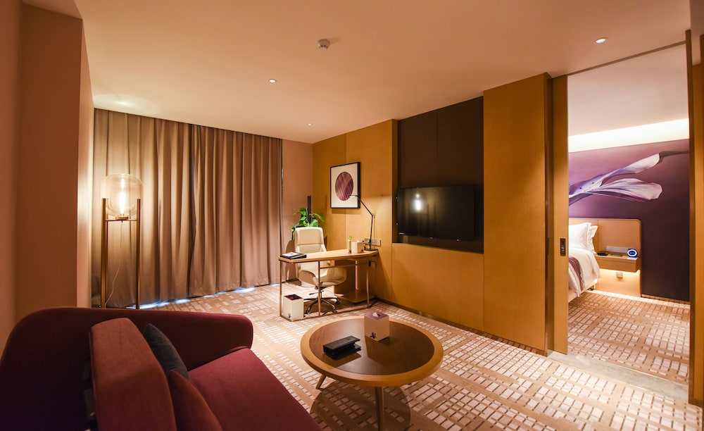 Deluxe Suite, 1 King Bed, Club Lounge Access