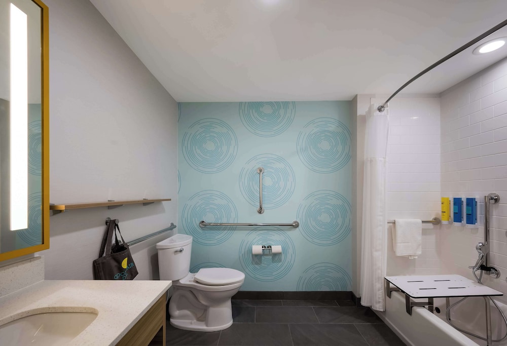 Room, 2 Queen Beds, Accessible, Bathtub - Photo 5