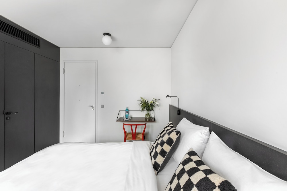 Medium Room with Balcony photo 2