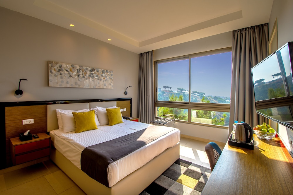 Deluxe Room, 1 Queen Bed, Kitchenette, Partial Sea View photo 2