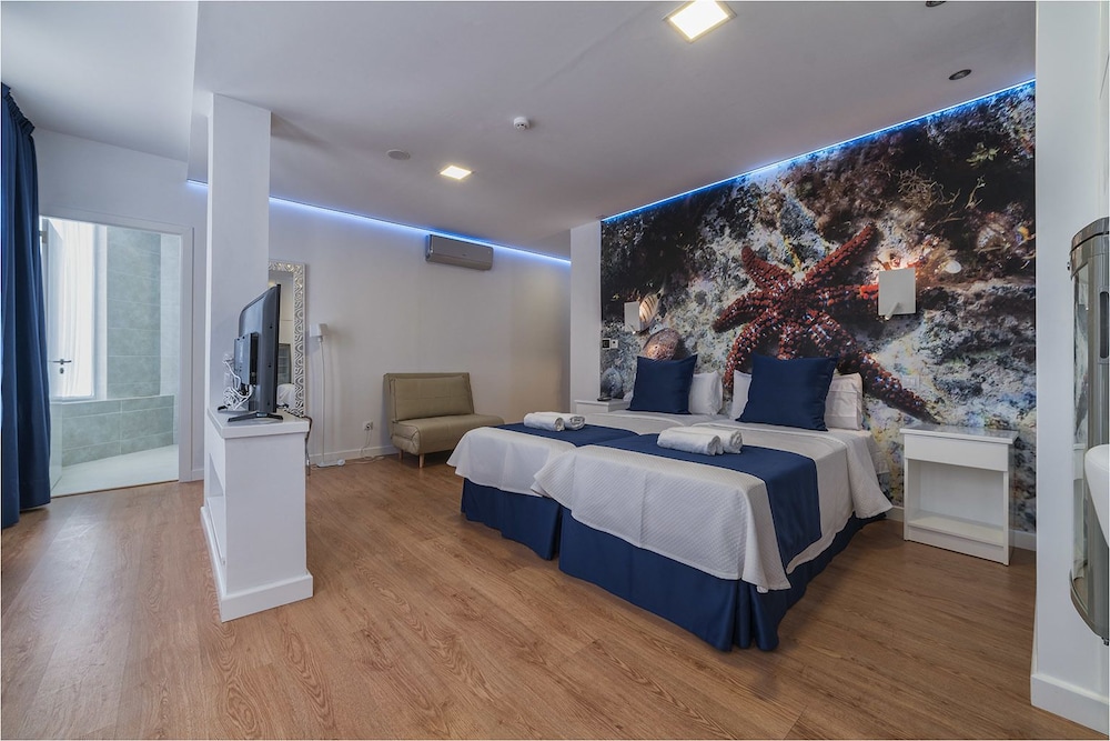 Deluxe Double Room, 1 Queen Bed with Sofa bed, Accessible
