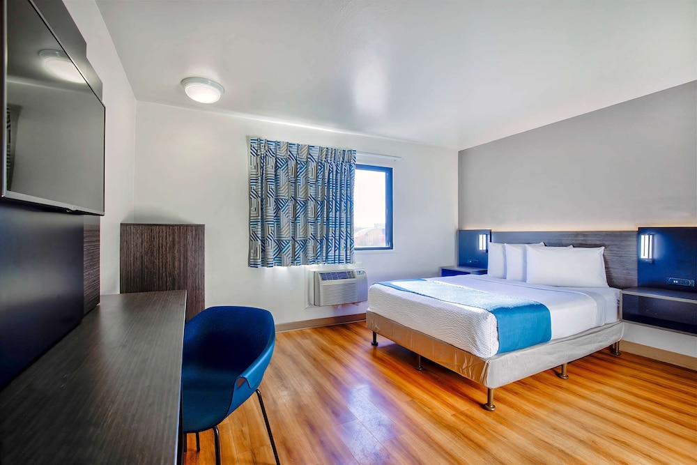 Standard Suite, 1 Queen Bed, Non Smoking photo 3