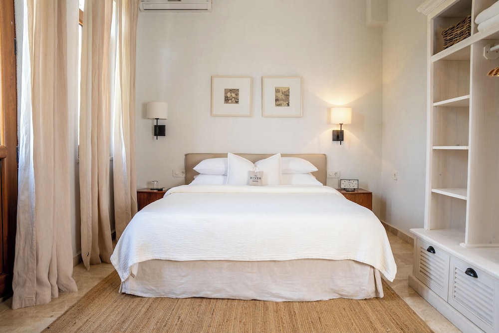Deluxe Room, Non Smoking, Mountain View photo 3