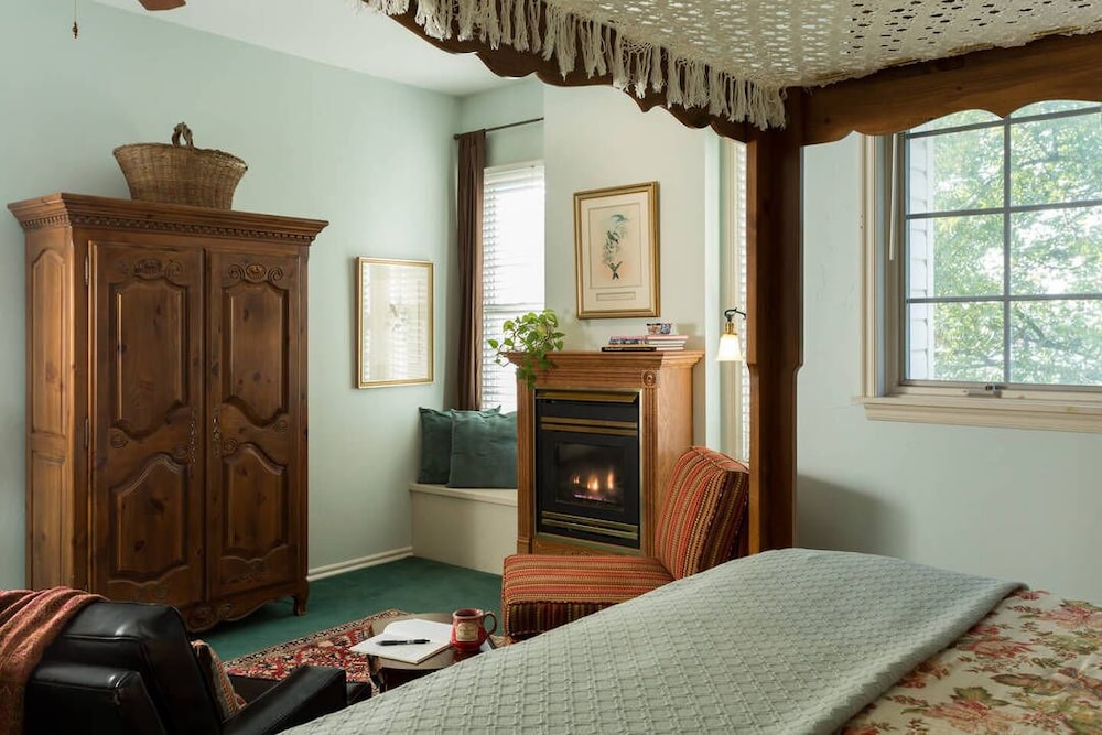 Room, 1 King Bed, Fireplace, Garden View photo 3