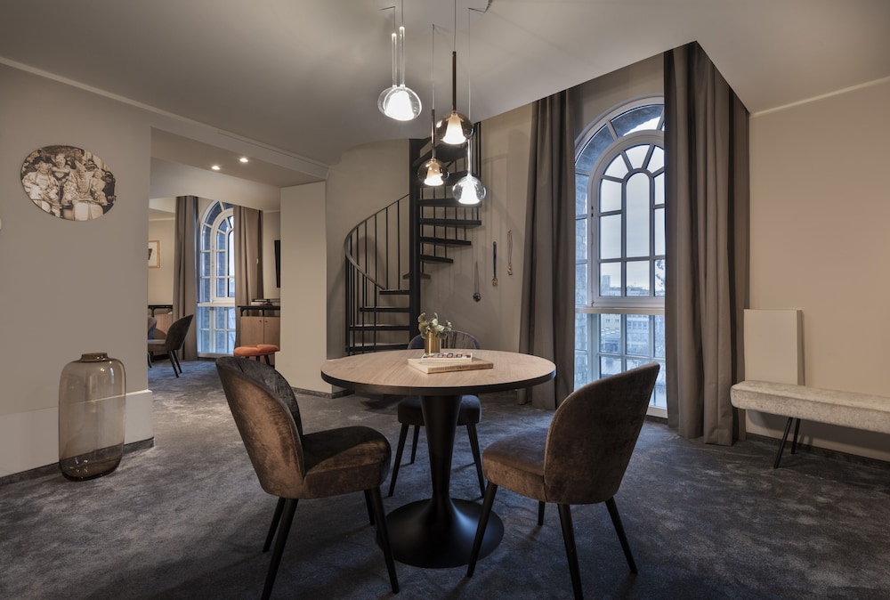 Suite, 1 King Bed (Culture Duplex)