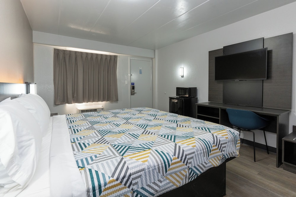 Deluxe Room, 1 King Bed, Non Smoking, Refrigerator & Microwave - Photo 5