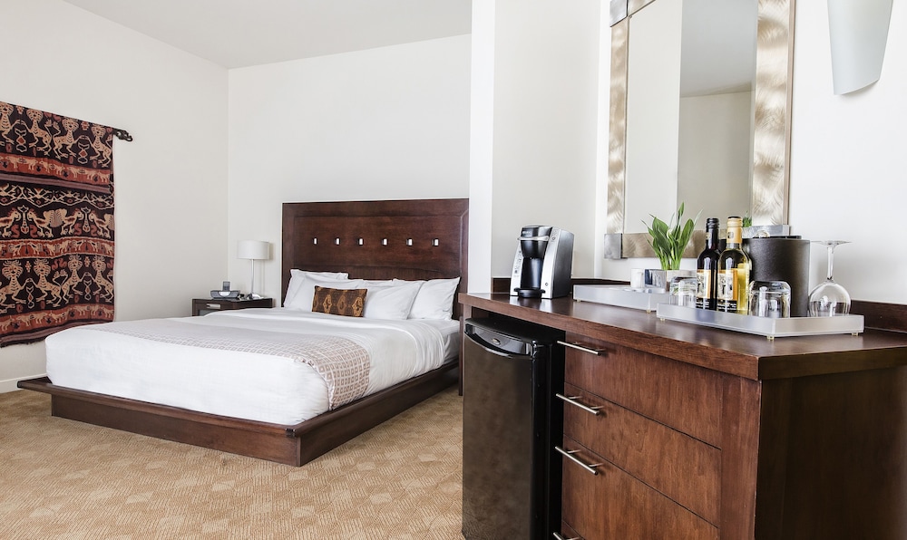 Premium Room, 1 King Bed (Spa Bathroom) - Photo 1