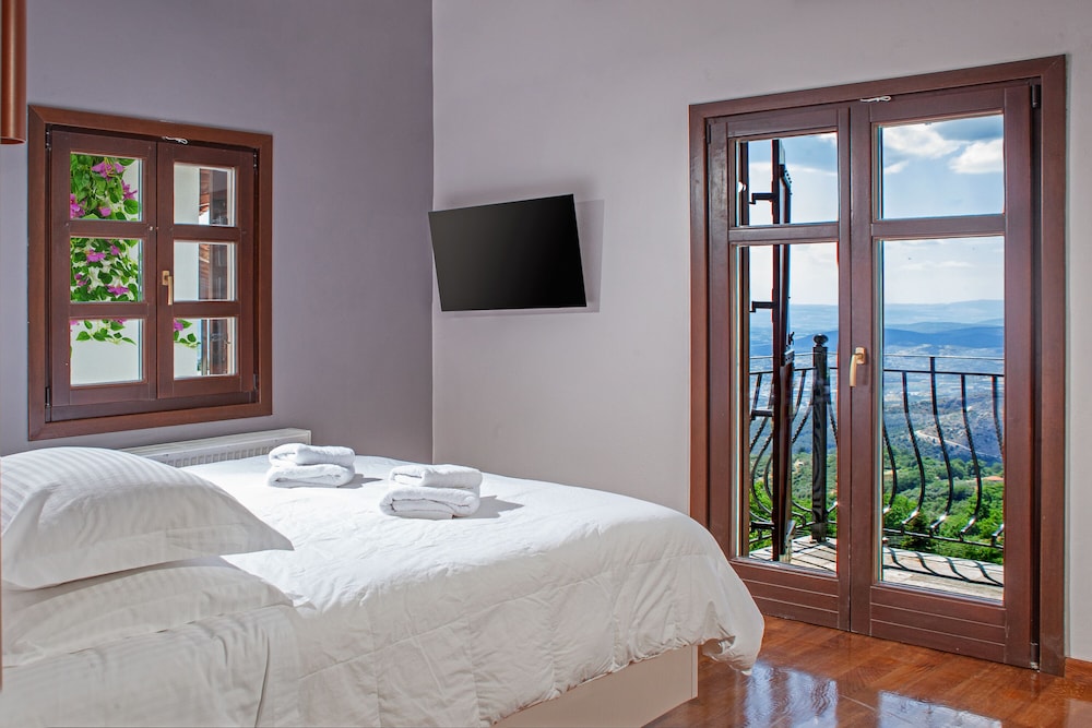 Grand Luxury Suite with Panoramic View - Photo 1