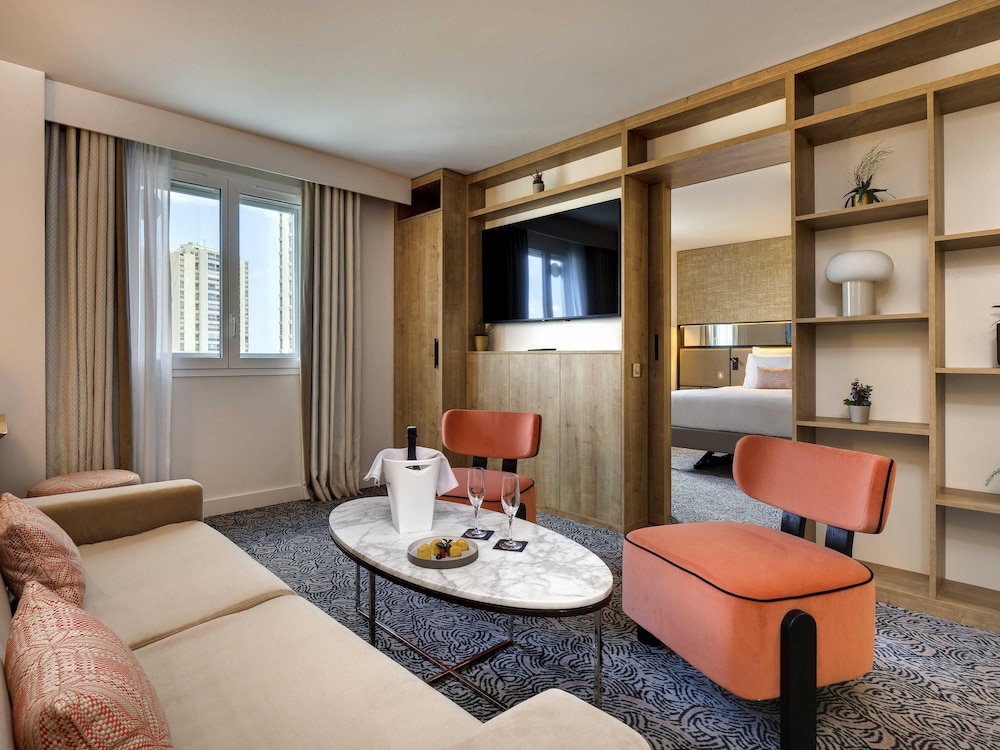 Deluxe Suite, 1 King Bed with Sofa bed - Photo 3