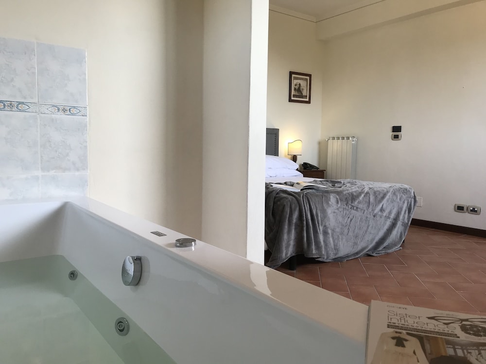 Deluxe Suite - Photo 17