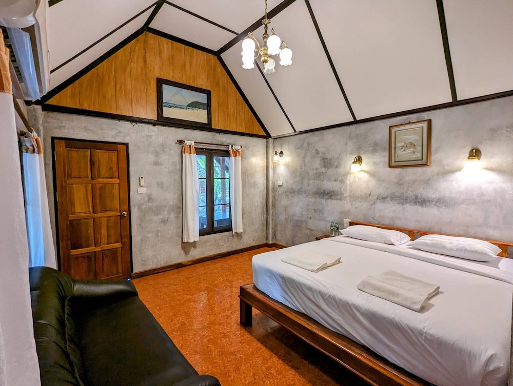 Superior Bungalow - Photo 1