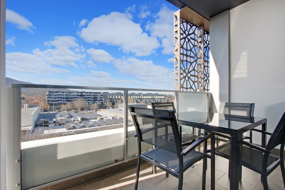 Apartment, 1 Bedroom (404/51 Mort Street) photo 3