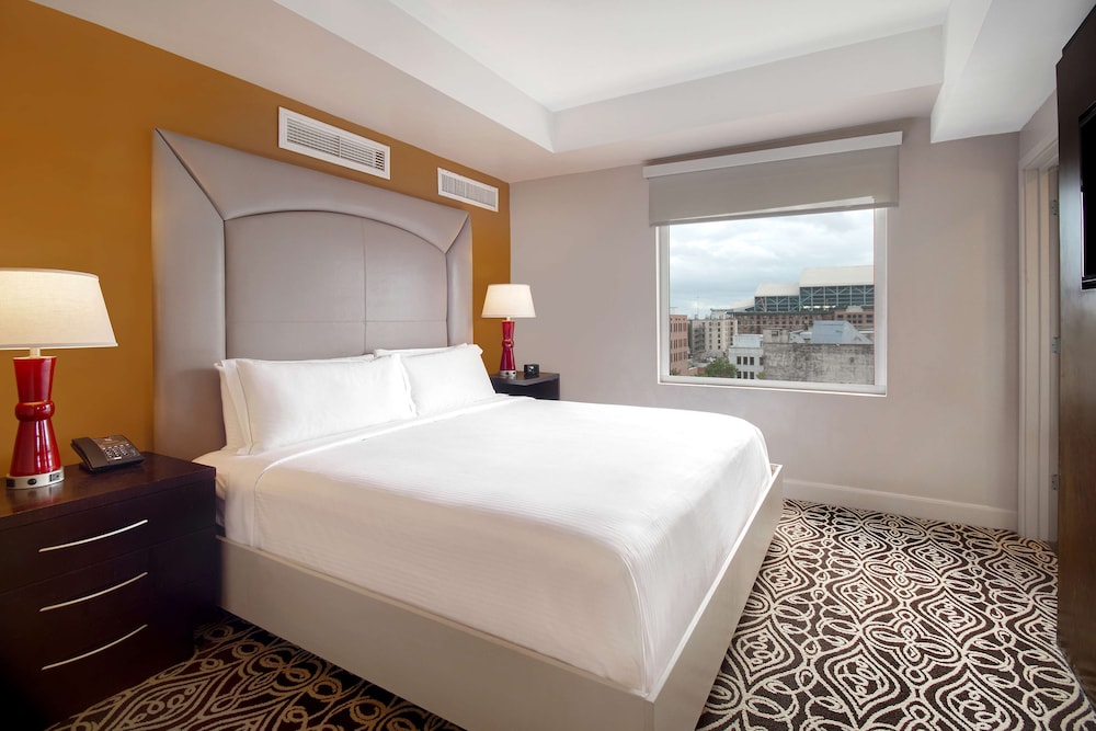 Junior Suite, 1 King Bed, Non Smoking (2 Bathrooms) - Photo 5