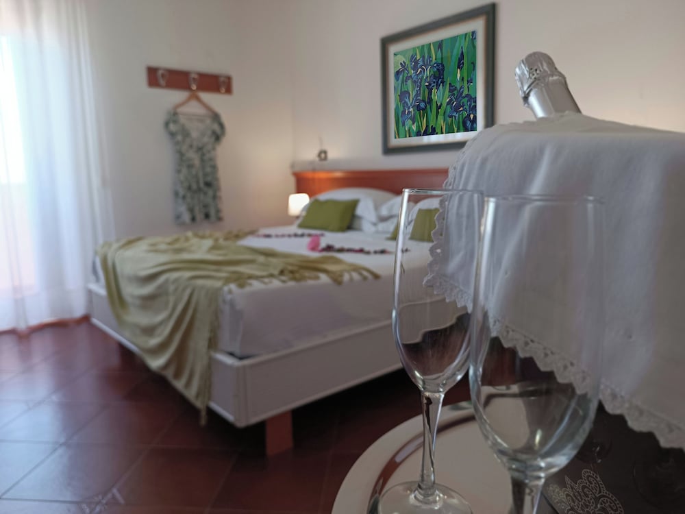 Comfort Room, Multiple Beds, Non Smoking, Balcony (Converts to 2 Twin Beds) photo 2