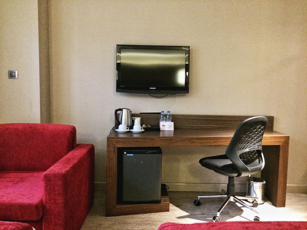 Business Room, 1 King Bed with Sofa bed, Smoking, Corner photo 2