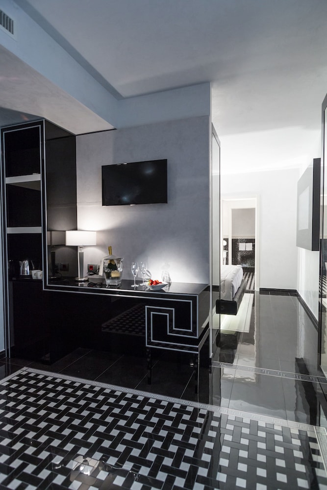 Junior Suite, 1 King Bed, Non Smoking (Living Room) - Photo 10