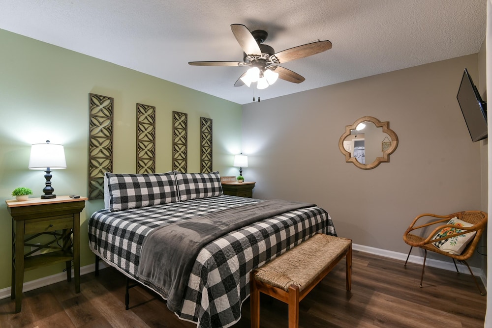 Condo (Sweet Clover - Indoor pool - HOT TUB )
