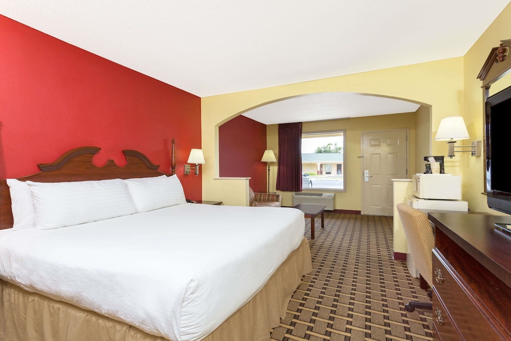 Suite, 1 King Bed, Non Smoking - Photo 3