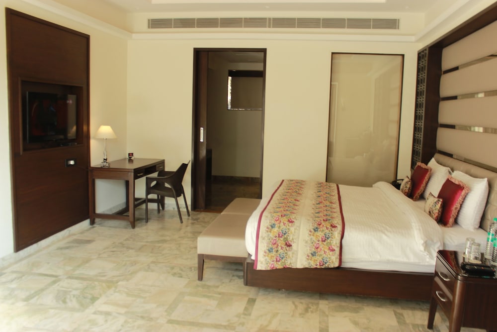 Signature Suite, 1 King Bed, Pool View, Poolside photo 2