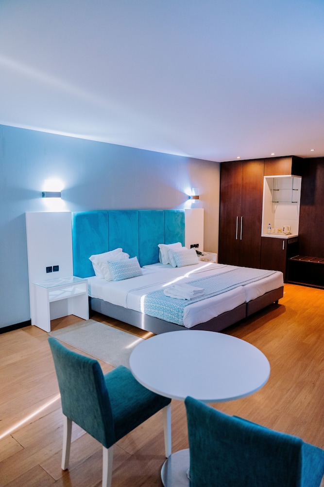 Standard Twin Room, Pool View photo 3