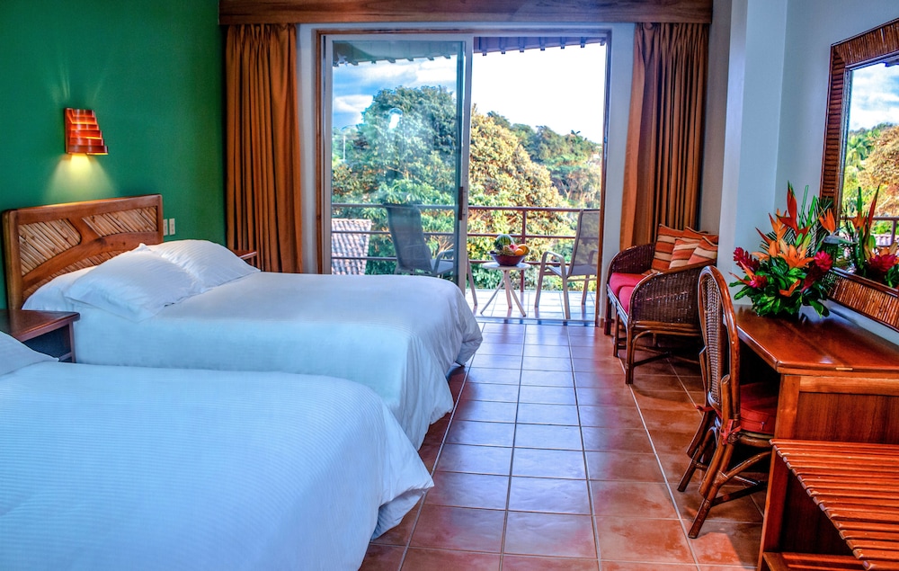 Superior Room, 1 King Bed, Partial Ocean View photo 2