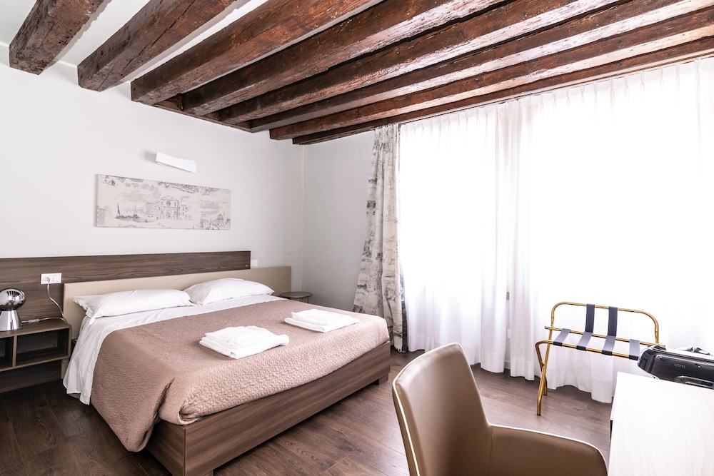 Classic Double Room, 1 Queen Bed, Non Smoking photo 1