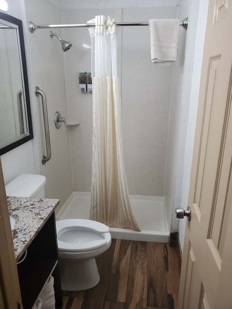 Standard Single Room, 1 King Bed photo 2
