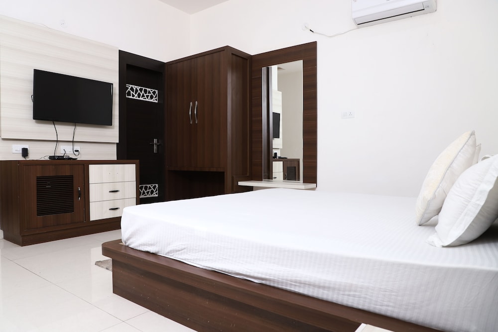 Deluxe Room, 1 King Bed, Non Smoking photo 2