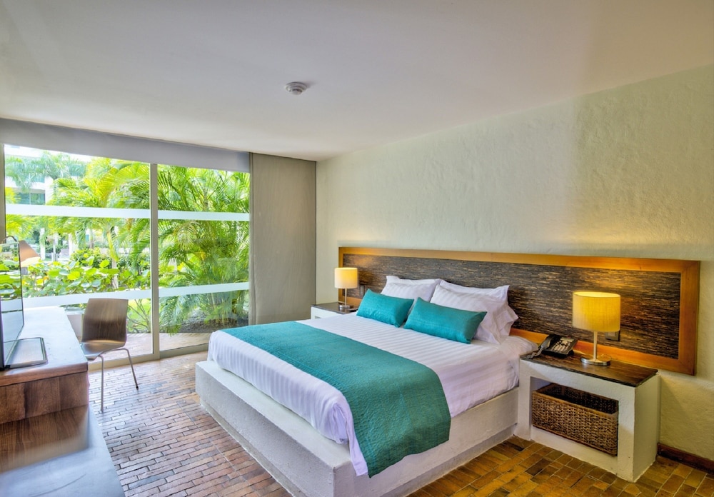 Suite, 1 King Bed, Garden View - Photo 1
