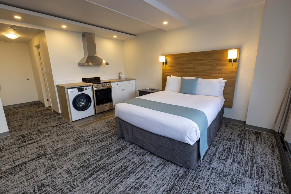 Signature Room, 1 Queen Bed, Kitchen, Partial Ocean View