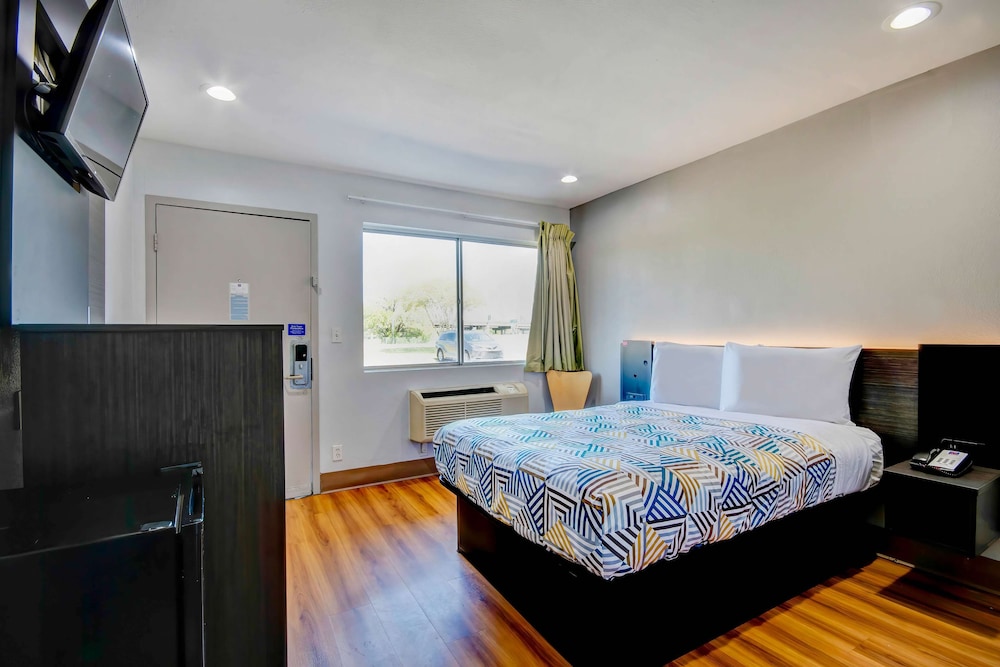 Deluxe Room, 1 Queen Bed, Non Smoking, Kitchenette photo 2