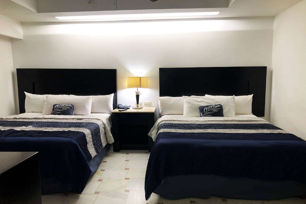 Suite, 2 Queen Beds, Non Smoking - Photo 2