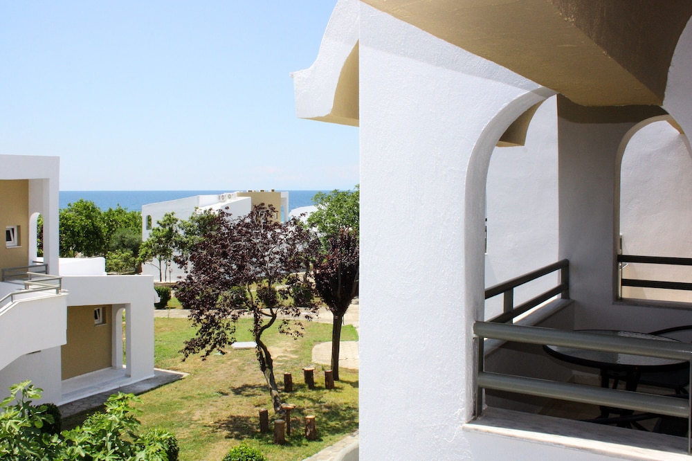 Superior Room, Partial Sea View photo 2