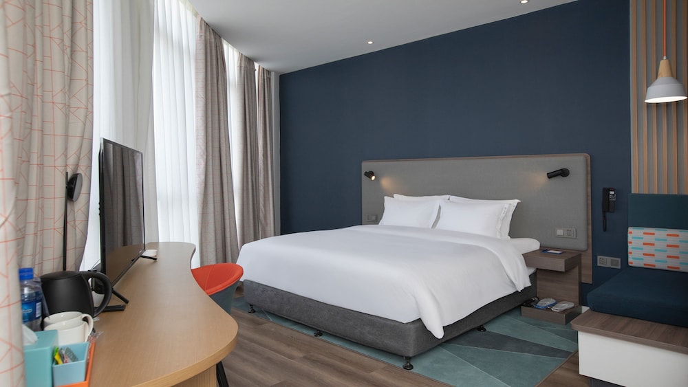 Standard Room, 1 King Bed, Non Smoking (Extra Floor Space) photo 2