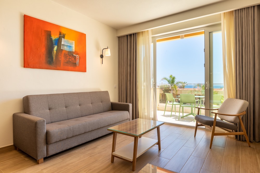 Family Apartment, Balcony, Sea View - Photo 2