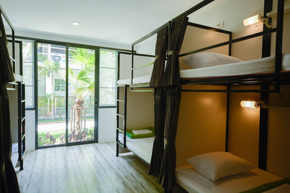 Private Room 16 Beds with Shared Bathroom photo 1