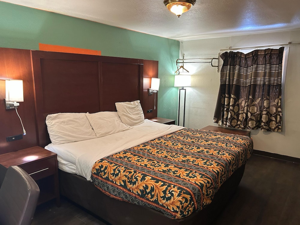 Room, 1 King Bed, Smoking - Photo 3