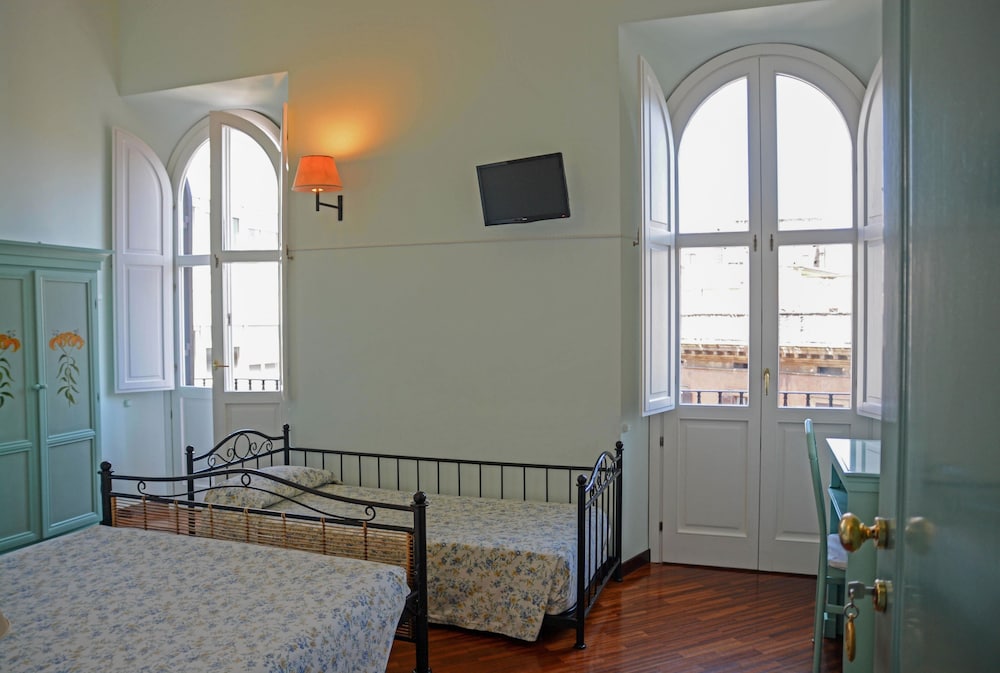 Standard Triple Room, Balcony, City View photo 1