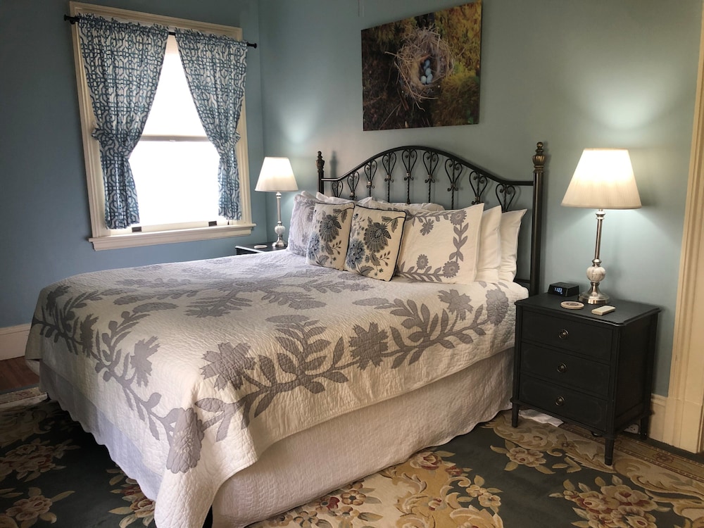 Deluxe Room, 1 King Bed, Garden View
