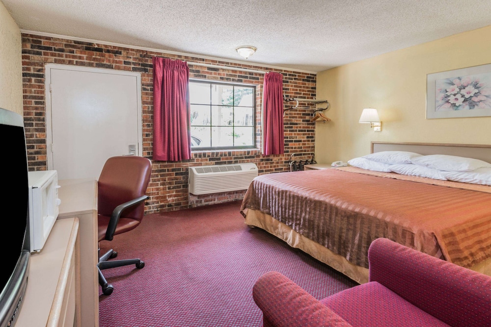 Efficiency, Standard Room, 1 King Bed, Smoking photo 1