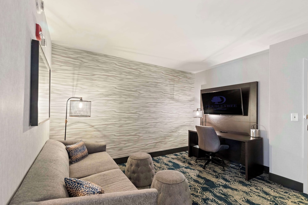 Suite, 1 King Bed, Accessible, Mountain View - Photo 2