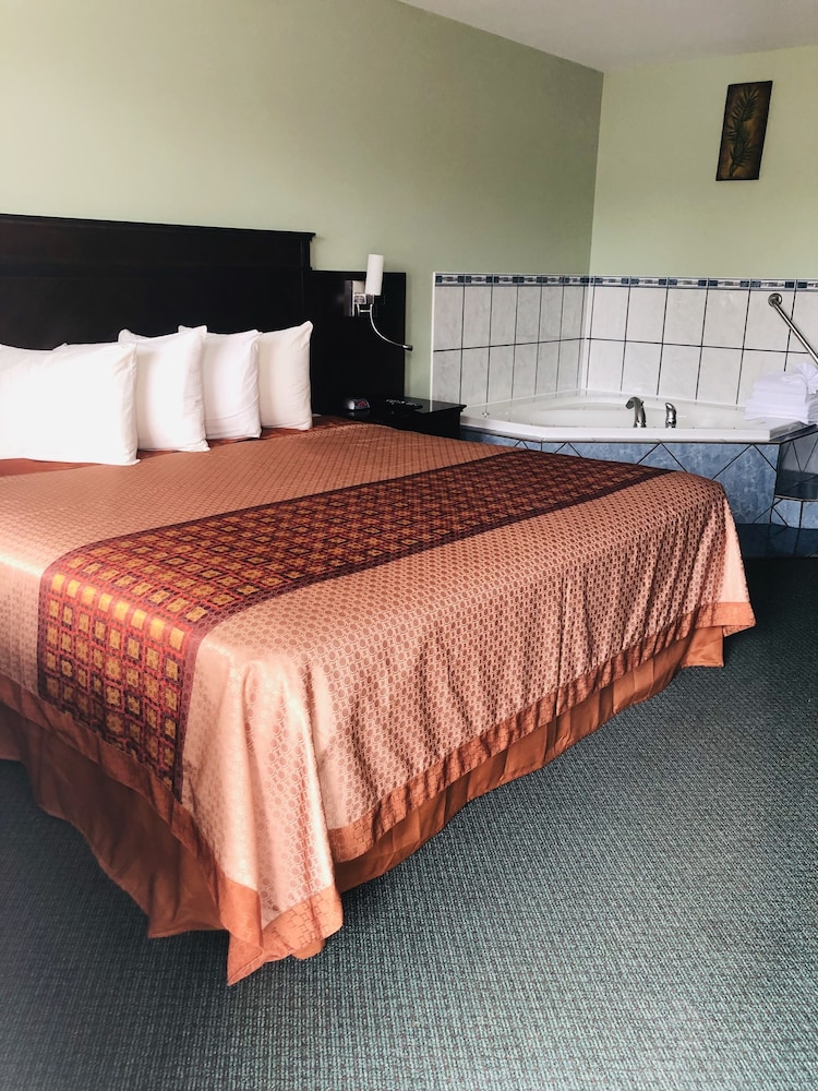 Signature Suite, 1 King Bed, Non Smoking, Jetted Tub photo 1