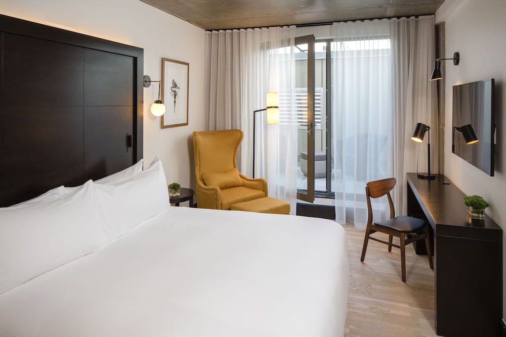 Deluxe Room, 1 King Bed, Balcony photo 1