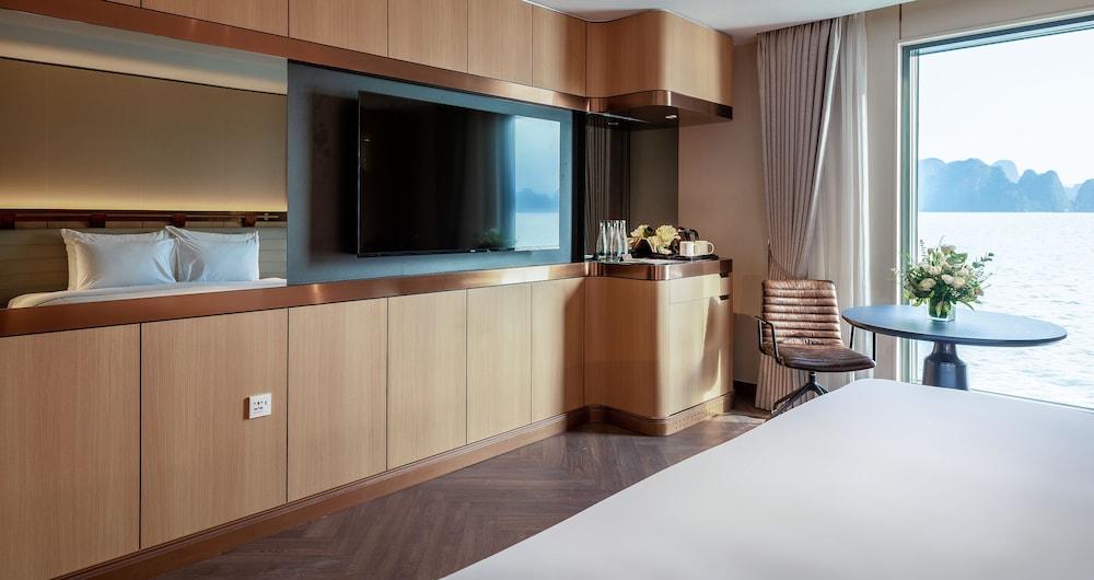 Ocean Suite with Balcony photo 2