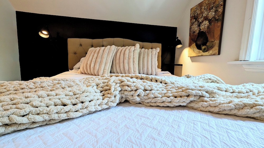 Paris Nights Champagne Suite - King Bedroom photo 3