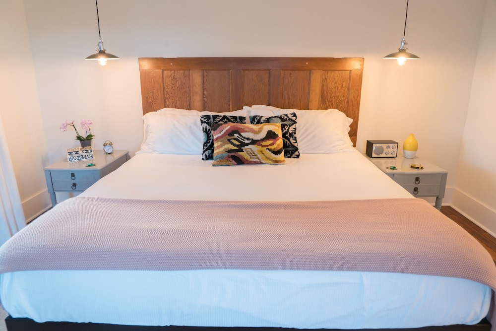 Luxury Room, 1 King Bed, Balcony, City View (Town View) photo 2