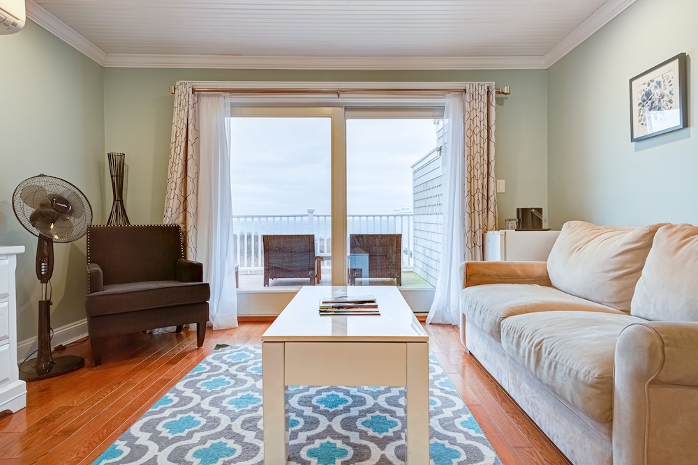 Deering Room in The 1661 Inn Ocean View